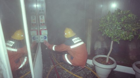 Incendi a la botiga Mami-Kinder de la Riera de Mataró, amb els bombers apagant el foc. El regidor de la Policia Local, Remigi Herrero (PSC), i el de CiU Jordi Surinyach assisteixen al lloc dels fets. Mataró. 24 d'abril de 1996. Foto: Saül Gordillo (El Punt)
