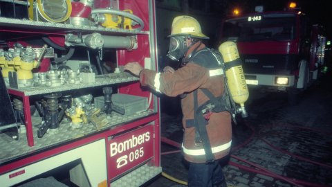 Incendi a la botiga Mami-Kinder de la Riera de Mataró, amb els bombers apagant el foc. El regidor de la Policia Local, Remigi Herrero (PSC), i el de CiU Jordi Surinyach assisteixen al lloc dels fets. Mataró. 24 d'abril de 1996. Foto: Saül Gordillo (El Punt)