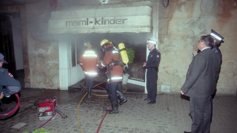 Incendi a la botiga Mami-Kinder de la Riera de Mataró, amb els bombers apagant el foc. El regidor de la Policia Local, Remigi Herrero (PSC), i el de CiU Jordi Surinyach assisteixen al lloc dels fets. Mataró. 24 d'abril de 1996. Foto: Saül Gordillo (El Punt)