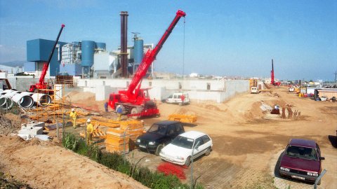 Obres de construcció de la depuradora d'aigües del Maresme central i, al fons, la planta de tractament de residus. Mataró. 12 de gener de 1996. Foto: Saül Gordillo (El Punt)
