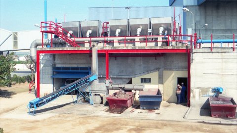 Obres de construcció de la depuradora d'aigües del Maresme central i, al fons, la planta de tractament de residus. Mataró. 12 de gener de 1996. Foto: Saül Gordillo (El Punt)