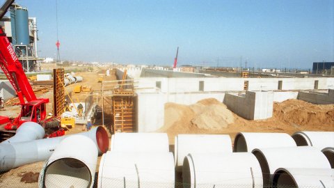 Obres de construcció de la depuradora d'aigües del Maresme central i, al fons, la planta de tractament de residus. Mataró. 12 de gener de 1996. Foto: Saül Gordillo (El Punt)