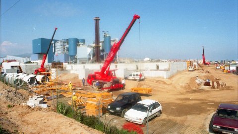 Obres de construcció de la depuradora d'aigües del Maresme central i, al fons, la planta de tractament de residus. Mataró. 12 de gener de 1996. Foto: Saül Gordillo (El Punt)