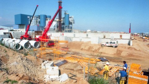 Obres de construcció de la depuradora d'aigües del Maresme central i, al fons, la planta de tractament de residus. Mataró. 12 de gener de 1996. Foto: Saül Gordillo (El Punt)