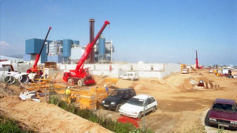 Obres de construcció de la depuradora d'aigües del Maresme central i, al fons, la planta de tractament de residus. Mataró. 12 de gener de 1996. Foto: Saül Gordillo (El Punt)