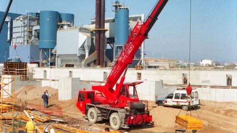 Obres de construcció de la depuradora d'aigües del Maresme central i, al fons, la planta de tractament de residus. Mataró. 12 de gener de 1996. Foto: Saül Gordillo (El Punt)