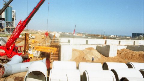 Obres de construcció de la depuradora d'aigües del Maresme central i, al fons, la planta de tractament de residus. Mataró. 12 de gener de 1996. Foto: Saül Gordillo (El Punt)
