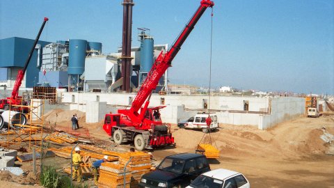 Obres de construcció de la depuradora d'aigües del Maresme central i, al fons, la planta de tractament de residus. Mataró. 12 de gener de 1996. Foto: Saül Gordillo (El Punt)
