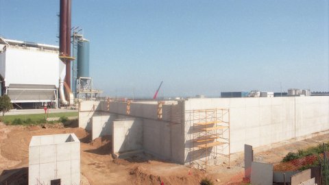 Obres de construcció de la depuradora d'aigües del Maresme central i, al fons, la planta de tractament de residus. Mataró. 12 de gener de 1996. Foto: Saül Gordillo (El Punt)