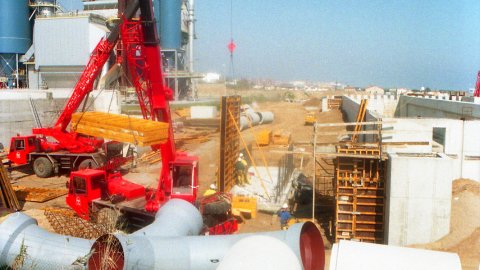 Obres de construcció de la depuradora d'aigües del Maresme central i, al fons, la planta de tractament de residus. Mataró. 12 de gener de 1996. Foto: Saül Gordillo (El Punt)