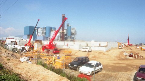 Obres de construcció de la depuradora d'aigües del Maresme central i, al fons, la planta de tractament de residus. Mataró. 12 de gener de 1996. Foto: Saül Gordillo (El Punt)