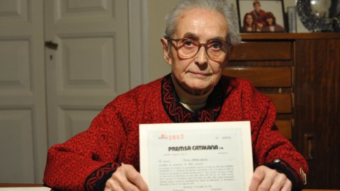 Helena Ferrer i Mallol (Llançà, 1937). Catedràtica d'institut de Matemàtiques, degana del Col·legi Oficial de Doctors i Llicenciats en Filosofia i Lletres i en CIències de Catalunya, cap de servei d'Universitats a la direcció general d'Ensenyament Universitari de la Generalitat, diputada al Parlament de la primera legislatura i comptepartícip de l'Avui el 1976. Barcelona. 10 de gener de 2025