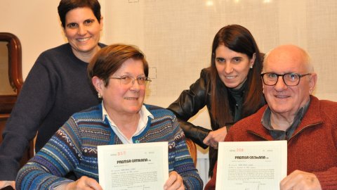 Joan Sitjà i Llover i Margarida Arnau i Carbonés. Directiu financer i mestra, nascuts a Les Planes d'Hostoles. Les filles Marta Sitjà Anrau, biòloga, i Irene Sitjà Arnau, professora. Comptepartícips de l'Avui. Avui 50 anys. Girona. 31 de gener de 2025