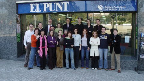Deu anys d'El Punt Maresme. Foto de grup davant la redacció de Mataró. Foto: Albert Camps. 18 d'abril de 2005