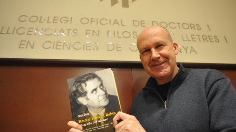 Genís Sinca. Periodista i escriptor. Avui 50 anys. Biògraf de Ramon Fuster Rabés, Joan Baptista Cendrós i Francesc Paco Candel. Col·legi de Doctors i Llicenciats en Filosofia i Lletres i en Ciències de Catalunya. Barcelona. 10 de març de 2025 