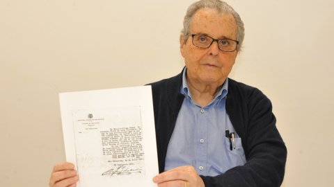 Joan Vallvé i Ribera (Barcelona, 1940). Degà del Col·legi d'Enginyers Industrials. Diputat de CiU al Parlament. Eurodiputat. Conseller d'Agricultura, Ramaderia i Pesca. Vicepresident d'Òmnium.10 de març de 2025