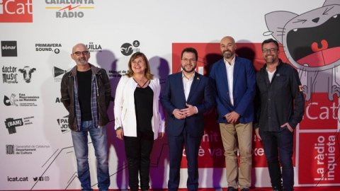 El vicepresident de la Generalitat, Pere Aragonès, Saül Gordillo, Santi Faro, Carles Aledo i Rita Marzoa al Desconcert d'iCat.cat. 7 de maig de 2019