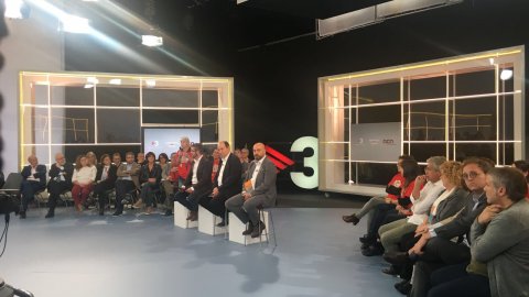 Roda de premsa dels directors de TV3, Vicent Sanchis; de Catalunya Ràdio, Saül Gordillo; i de l'Agència Catalana de Notícies, Marc Colomer, amb corresponsals estrangers contra la intervenció dels mitjans públics amb l'article 155 de la Constitució espanyola. 25 d'octubre de 2017 