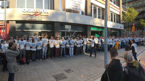 En Peu de Pau se solidaritza amb Catalunya Ràdio després de l'atac dels violents. 30 d'octubre de 2017 