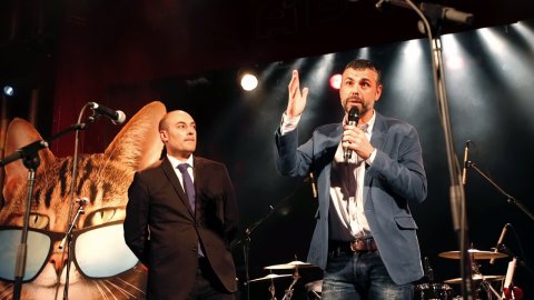 El conseller de Cultura, Santi Vila, i Saül Gordillo al Desconcert d'iCat.cat pel desè aniversari de l'emissora reivindicant la tornada a l'FM. 29 d'abril de 2016