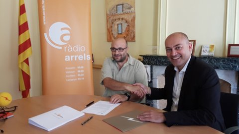 El director de Catalunya Ràdio, Saül Gordillo, signa un acord de Catalunya Ràdio i iCat amb Ràdio Arrels, de la Catalunya Nord, amb el seu director, Albert Noguer. Perpinyà. 7 de juliol de 2016