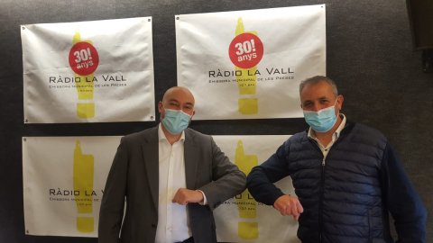 El director de Catalunya Ràdio, Saül Gordillo, signa un acord amb l'alcalde de Les Preses, Pere Vila, i el director de Ràdio La Vall, Jordi Rocasalva, en presència del coordinador de comunicació municipal, Mateu Batallé, per a l’emissió de butlletins informatius de Catalunya Ràdio i Catalunya Informació. Les Preses. 27 de gener de 2021