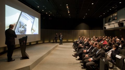 El Periódico de Catalunya presenta e-Periódico, que neix amb elogis pel seu afany innovador. Presentació a càrrec de Saül Gordillo al MACBA. 10 de novembre de 2011