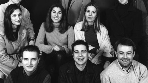 Equip de la revista d'informació de l'Alt Maresme Repòrter el 2001. D'esquerra a dreta, i de dalt a baix, Joan Ferrer i Costa, Joaquim Costa, Joan Pujadas, Carlus Rodríguez, Pau Pujadas, Pep Montes, Francesc Arcas, Saül Gordillo, Àlvar Maduell, Josep Ferrer i Costa, Ana Villaverde, Neus Lloveras, Montse Martínez, Carme Guri, Francesc Santiago, Xavier Aragonès i Antoni Fuentes. Calella. 2001. Fotografia de Quim Botey