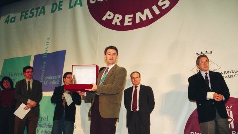 Premi Tasis-Torrent de premsa local i comarcal concedit per la Diputació de Barcelona el 28 de gener de 1994 a la revista d'informació de l'Alt Maresme Repòrter. Recull el premi, Antoni Fuentes. 28 de gener de 1994. Foto: Saül Gordillo