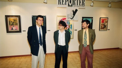 Presentació de la revista d'informació de l'Alt Maresme, Repòrter, a la sala municipal d'exposicions de Pineda de Mar, amb l'alcalde de Pineda, Josep-Lluís Fillat, el filòleg Joan Ferrer i Costa, i el coordinador de Repòrter, Pep Montes. Pineda de Mar. 21 de juny de 1992. Foto: Saül Gordillo (Repòrter)