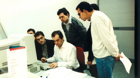 Jordi Molins ens ensenya a pautar i treure planes. Aleshores encara es fumava a les redaccions. Els aprenents de maquetadors som Eduard López, Albert Camps, Albert Calls i Albert Font. Gener del 1995.