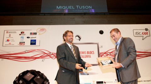 Premis Blocs Catalunya 2008 a l'Auditori de Girona. El president del Parlament, Ernest Benach, entrega el premi a Saül Gordillo, director de l'Agència Catalana de Notícies. 10 d'octubre de 2008