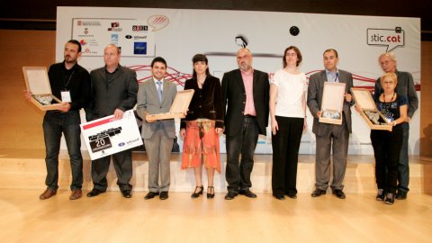 Premis Blocs Catalunya 2008 a l'Auditori de Girona. El president del Parlament, Ernest Benach, entrega el premi a Saül Gordillo, director de l'Agència Catalana de Notícies. 10 d'octubre de 2008 