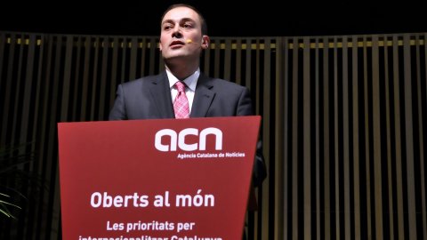 Taula rodona 'Oberts al món: Les prioritats per internacionalitzar Catalunya' organitzada per l'Agència Catalana de Notícies (ACN) per presentar el portal de notícies en anglès Catalan News Agency (CNA). Hi participen Jordi Pujol, Ferran Soriano, Benedetta Tagliabue, Jordi Camí i Jordi Galí. Modera el director de l'ACN, Saül Gordillo. Auditori del MACBA. Barcelona. 25 de gener del 2011