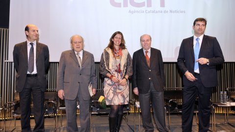Taula rodona 'Oberts al món: Les prioritats per internacionalitzar Catalunya' organitzada per l'Agència Catalana de Notícies (ACN) per presentar el portal de notícies en anglès Catalan News Agency (CNA). Hi participen Jordi Pujol, Ferran Soriano, Benedetta Tagliabue, Jordi Camí i Jordi Galí. Modera el director de l'ACN, Saül Gordillo. Auditori del MACBA. Barcelona. 25 de gener del 2011