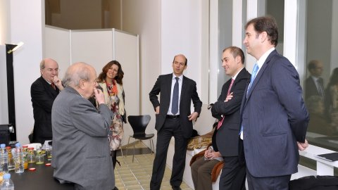 Taula rodona 'Oberts al món: Les prioritats per internacionalitzar Catalunya' organitzada per l'Agència Catalana de Notícies (ACN) per presentar el portal de notícies en anglès Catalan News Agency (CNA). Hi participen Jordi Pujol, Ferran Soriano, Benedetta Tagliabue, Jordi Camí i Jordi Galí. Modera el director de l'ACN, Saül Gordillo. Auditori del MACBA. Barcelona. 25 de gener del 2011. 