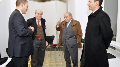 Taula rodona 'Oberts al món: Les prioritats per internacionalitzar Catalunya' organitzada per l'Agència Catalana de Notícies (ACN) per presentar el portal de notícies en anglès Catalan News Agency (CNA). Hi participen Jordi Pujol, Ferran Soriano, Benedetta Tagliabue, Jordi Camí i Jordi Galí. Modera el director de l'ACN, Saül Gordillo. Auditori del MACBA. Barcelona. 25 de gener del 2011
