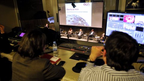 Taula rodona 'Oberts al món: Les prioritats per internacionalitzar Catalunya' organitzada per l'Agència Catalana de Notícies (ACN) per presentar el portal de notícies en anglès Catalan News Agency (CNA). Hi participen Jordi Pujol, Ferran Soriano, Benedetta Tagliabue, Jordi Camí i Jordi Galí. Modera el director de l'ACN, Saül Gordillo. Auditori del MACBA. Barcelona. 25 de gener del 2011. 