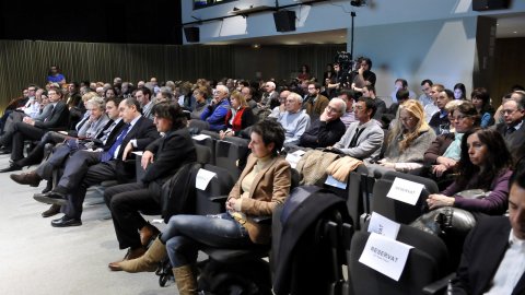 Taula rodona 'Oberts al món: Les prioritats per internacionalitzar Catalunya' organitzada per l'Agència Catalana de Notícies (ACN) per presentar el portal de notícies en anglès Catalan News Agency (CNA). Hi participen Jordi Pujol, Ferran Soriano, Benedetta Tagliabue, Jordi Camí i Jordi Galí. Modera el director de l'ACN, Saül Gordillo. Auditori del MACBA. Barcelona. 25 de gener del 2011