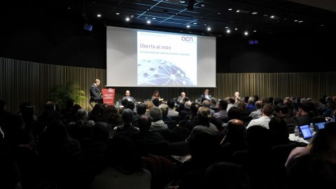 Taula rodona 'Oberts al món: Les prioritats per internacionalitzar Catalunya' organitzada per l'Agència Catalana de Notícies (ACN) per presentar el portal de notícies en anglès Catalan News Agency (CNA). Hi participen Jordi Pujol, Ferran Soriano, Benedetta Tagliabue, Jordi Camí i Jordi Galí. Modera el director de l'ACN, Saül Gordillo. Auditori del MACBA. Barcelona. 25 de gener del 2011