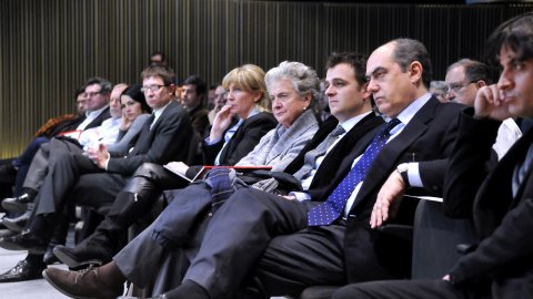Taula rodona 'Oberts al món: Les prioritats per internacionalitzar Catalunya' organitzada per l'Agència Catalana de Notícies (ACN) per presentar el portal de notícies en anglès Catalan News Agency (CNA). Hi participen Jordi Pujol, Ferran Soriano, Benedetta Tagliabue, Jordi Camí i Jordi Galí. Modera el director de l'ACN, Saül Gordillo. Auditori del MACBA. Barcelona. 25 de gener del 2011