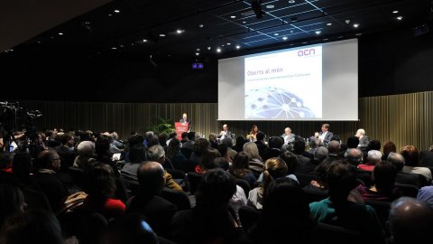 Taula rodona 'Oberts al món: Les prioritats per internacionalitzar Catalunya' organitzada per l'Agència Catalana de Notícies (ACN) per presentar el portal de notícies en anglès Catalan News Agency (CNA). Hi participen Jordi Pujol, Ferran Soriano, Benedetta Tagliabue, Jordi Camí i Jordi Galí. Modera el director de l'ACN, Saül Gordillo. Auditori del MACBA. Barcelona. 25 de gener del 2011
