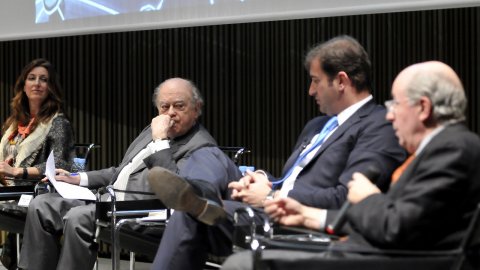 Taula rodona 'Oberts al món: Les prioritats per internacionalitzar Catalunya' organitzada per l'Agència Catalana de Notícies (ACN) per presentar el portal de notícies en anglès Catalan News Agency (CNA). Hi participen Jordi Pujol, Ferran Soriano, Benedetta Tagliabue, Jordi Camí i Jordi Galí. Modera el director de l'ACN, Saül Gordillo. Auditori del MACBA. Barcelona. 25 de gener del 2011