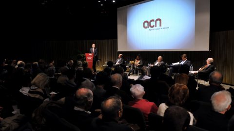 Taula rodona 'Oberts al món: Les prioritats per internacionalitzar Catalunya' organitzada per l'Agència Catalana de Notícies (ACN) per presentar el portal de notícies en anglès Catalan News Agency (CNA). Hi participen Jordi Pujol, Ferran Soriano, Benedetta Tagliabue, Jordi Camí i Jordi Galí. Modera el director de l'ACN, Saül Gordillo. Auditori del MACBA. Barcelona. 25 de gener del 2011