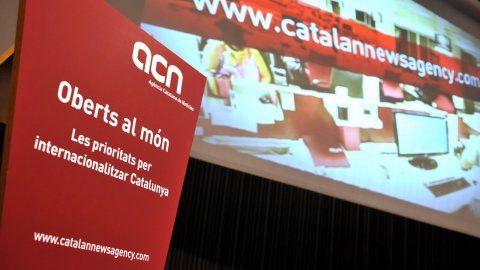 Taula rodona 'Oberts al món: Les prioritats per internacionalitzar Catalunya' organitzada per l'Agència Catalana de Notícies (ACN) per presentar el portal de notícies en anglès Catalan News Agency (CNA). Hi participen Jordi Pujol, Ferran Soriano, Benedetta Tagliabue, Jordi Camí i Jordi Galí. Modera el director de l'ACN, Saül Gordillo. Auditori del MACBA. Barcelona. 25 de gener del 2011