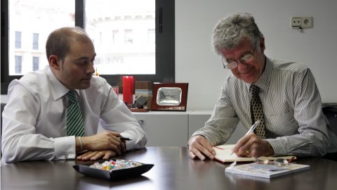 L'expert en agències de notícies reconegut a nivell mundial, Oliver Boyd-Barrett, visita l'ACN amb motiu de la publicació del llibre 'News Agencies in the Turbulent era of the Internet', editat pels 10 anys de l'ACN. Boyd-Barrett és l'editor d'aquest treball. 12 de maig de 2010. Barcelona. Foto: Oriol Campuzano