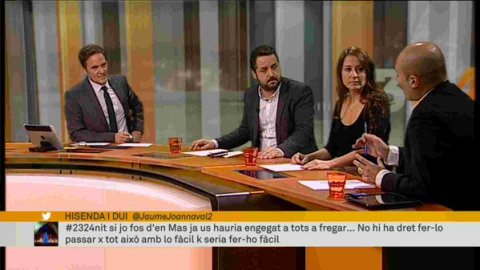 Tertúlia del programa 2324, que presenta Agustí Esteve al canal 324, amb els analistes Joan Rusiñol, Sònia Serra i Saül Gordillo, i entrevista amb el diputat d'ERC Lluís Salvadó. 15 de desembre de 2014 