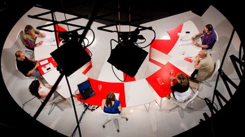 Programa de BTV Els uns i els altres, presentat i digirit per Vanessa Petit, amb Natàlia Molero, Glòria Serra, Miquel Porta Perales, Andreu Mayayo, Juan Carlos Girauta, Neus Tomàs i Saül Gordillo. 12 de juliol de 2010