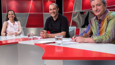 Tertúlia del programa Els uns i els altres de BTV, en l'últim de la temporada 2009-2010. Neus Tomàs, Andreu Mayayo i Saül Gordillo. Barcelona. 12 de juliol de 2010