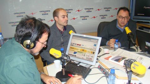 L'oracle de Catalunya Ràdio amb Lluís Bassets, director adjunt d'El País, que presenta el seu últim llibre 'Cinc minuts abans de decidir. Enmig del vendaval independentista'. La tertúlia amb Carme Colomina, cap d'Internacional de l'Ara, Núria Ribó i Saül Gordillo, periodistes, presentats per Xavier Graset. Barcelona. 19 de desembre de 2013